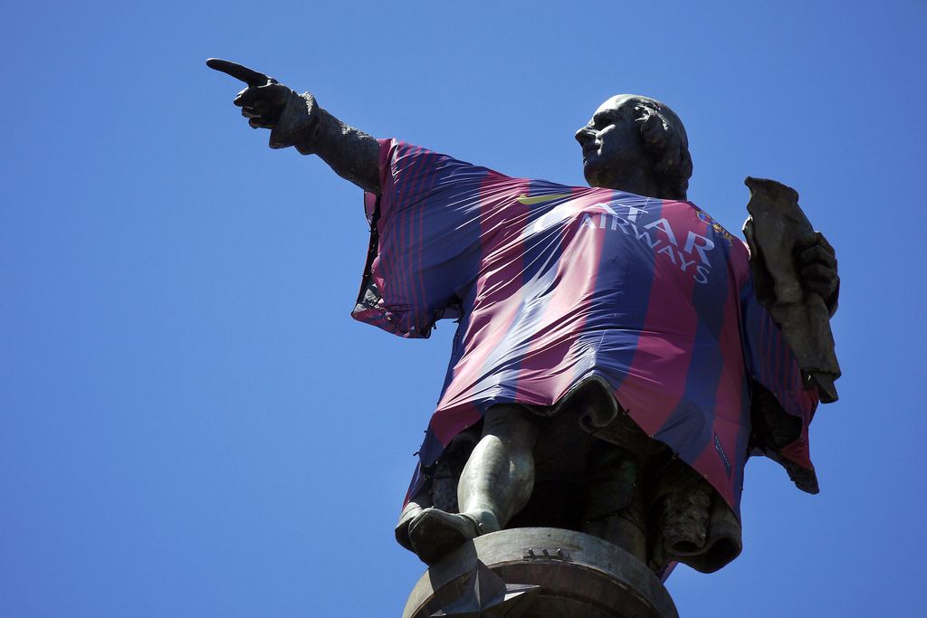 Monument a Cristòfor Colom amb la samarreta del Barça. Campanya Nike