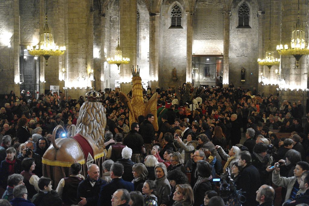 Santa Eulàlia 2013. Protocols de l'Àliga. Lleó de la Ciutat i l'Àliga dins de la basílica