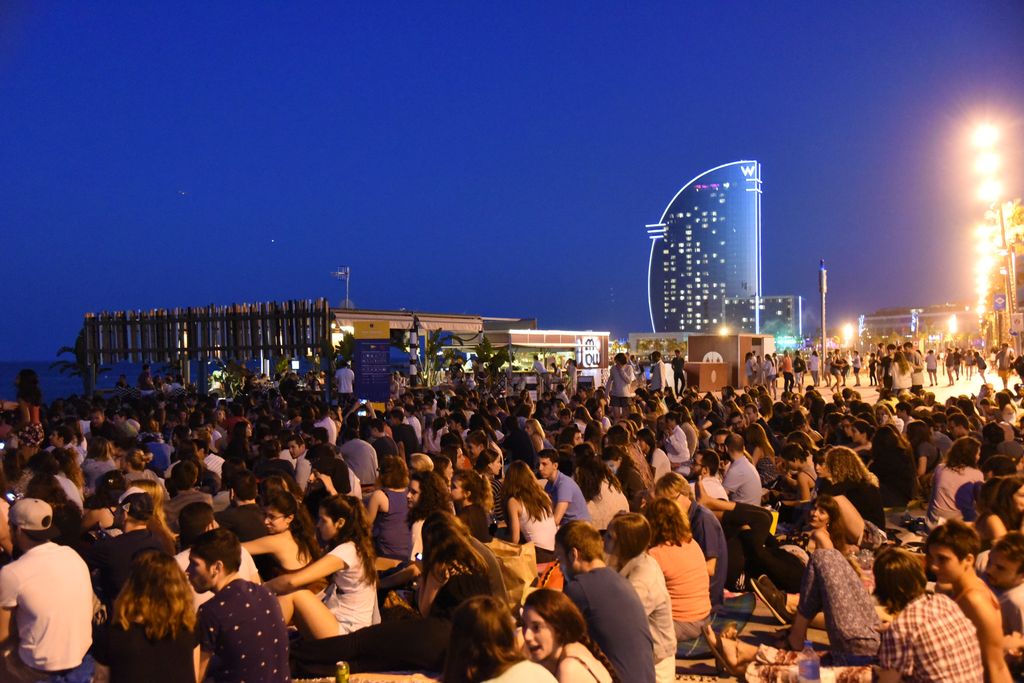 Cinema a la platja de Sant Sebastià a l'estiu