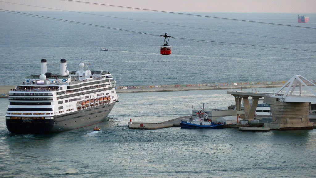 Port de Barcelona amb un creuer i el telefèric