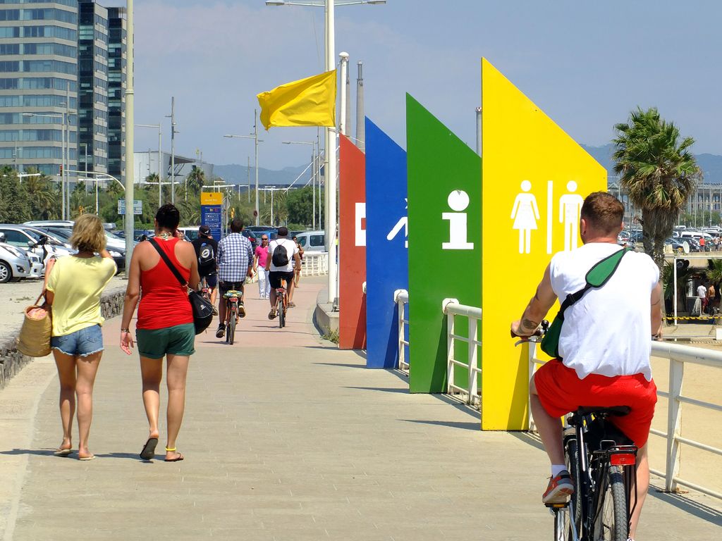 Platja de la Nova Mar Bella. Passeig amb zona de serveis