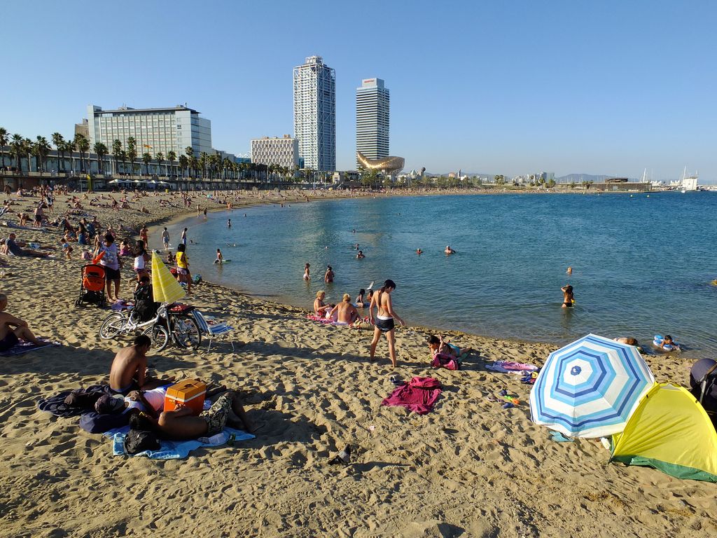 Platja de la Barceloneta. Vista amb les Torres Mapfre i l'Hotel Arts al fons.