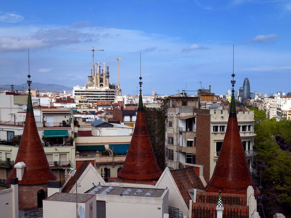 Casa de les Punxes. Teulada amb vistes a la Sagrada Família i a la Torre Glòries