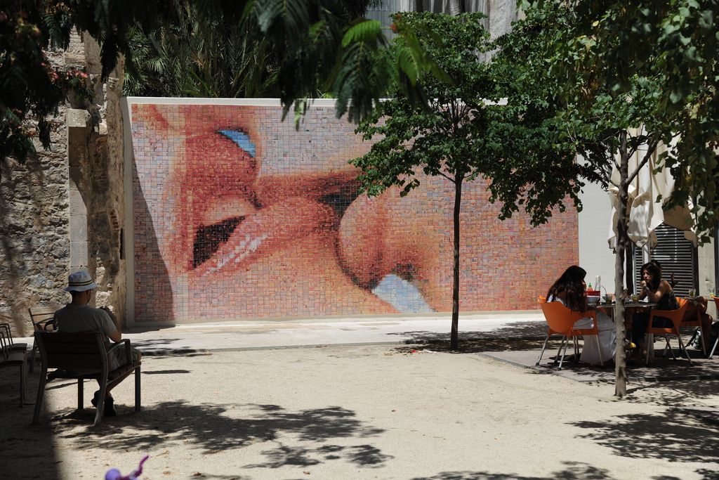 Fotomural "El món neix a cada besada" de Joan Fontcuberta a la plaça d'Isidre Nonell