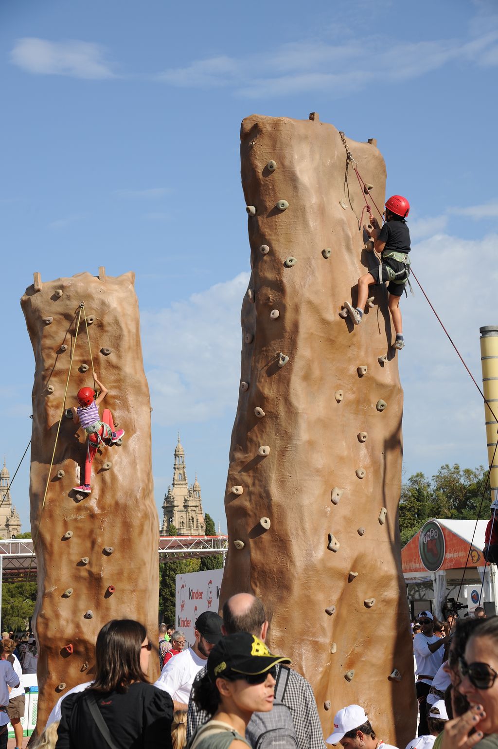 La Festa dels Súpers. Nens pujant per un rocòdrom