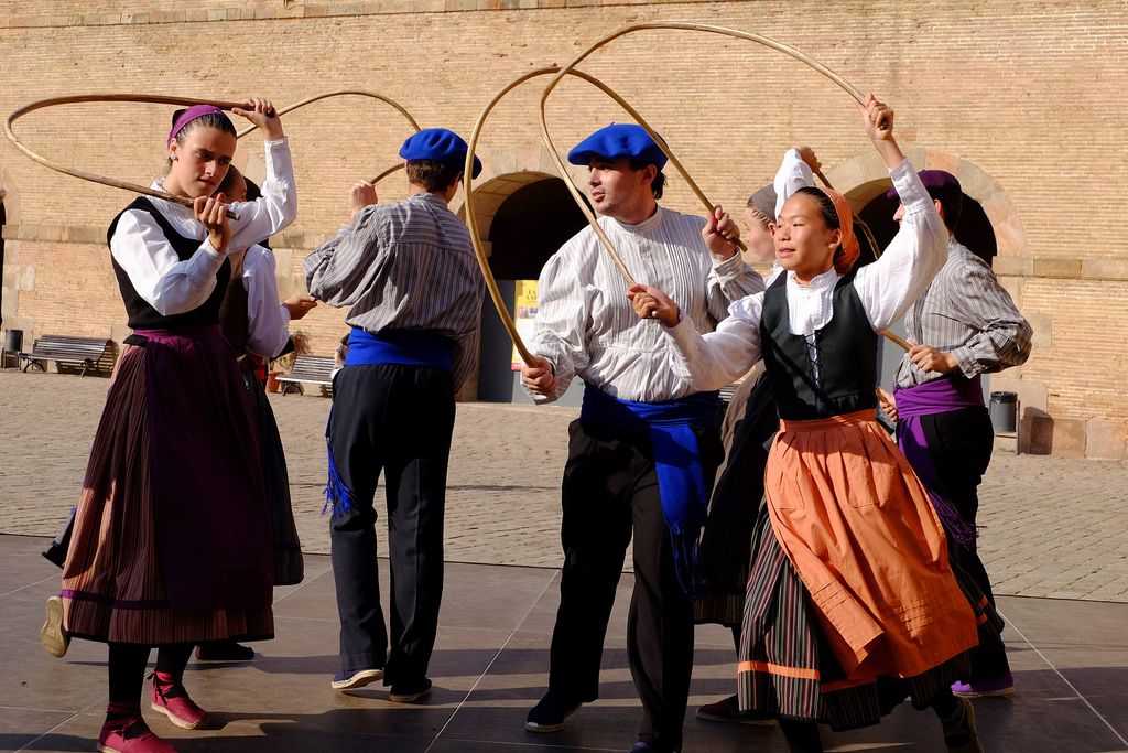 Danses tradicionals al Castell de Montjuïc. Ball amb arcs