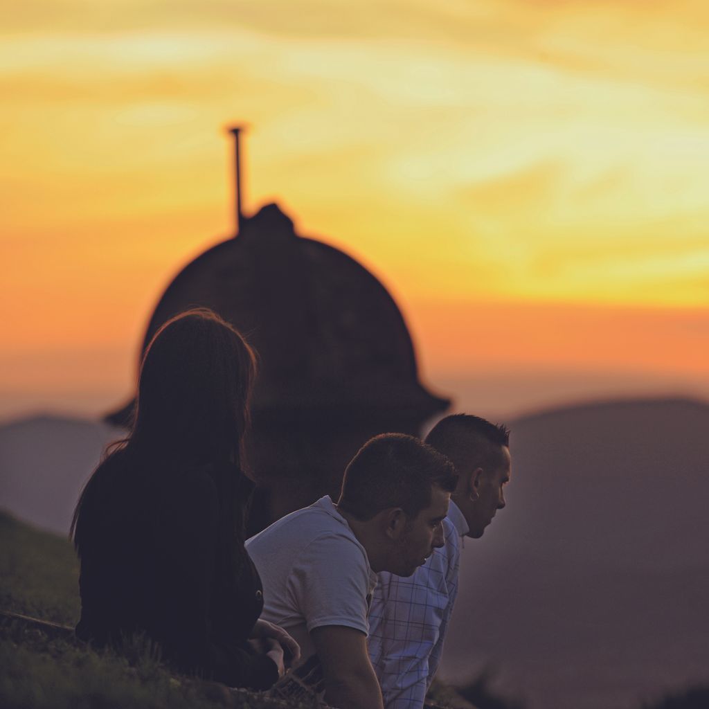 Joves al Castell de Montjuïc al capvespre