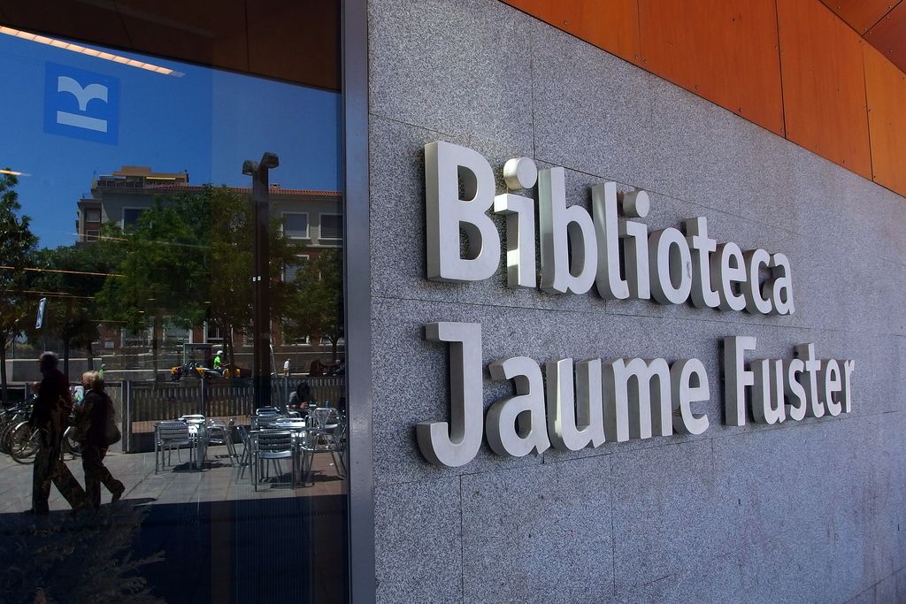 Biblioteca Jaume Fuster.  Rètol