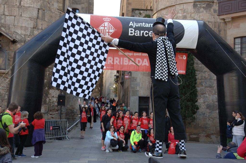 Caminada solidària de Sant Joan de Déu. Fotografies davant la fita d'arribada