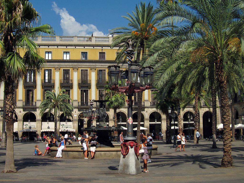 Plaça Reial. Fanals del mig de la plaça