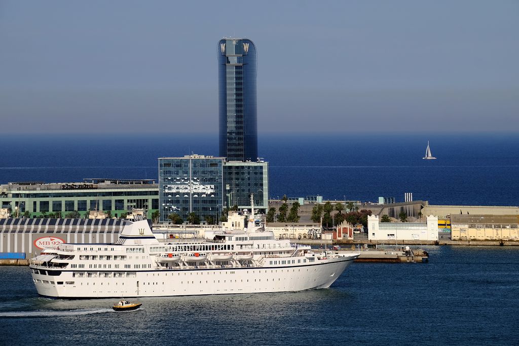 Port de Barcelona des del Mirador del Poble-sec. Creuers i Hotel W