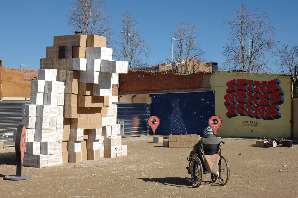 Festival Ús Barcelona, 2014. Obra col·laborativa Box-ing i, al darrere, els murals de Coqué Azcona i Reskate