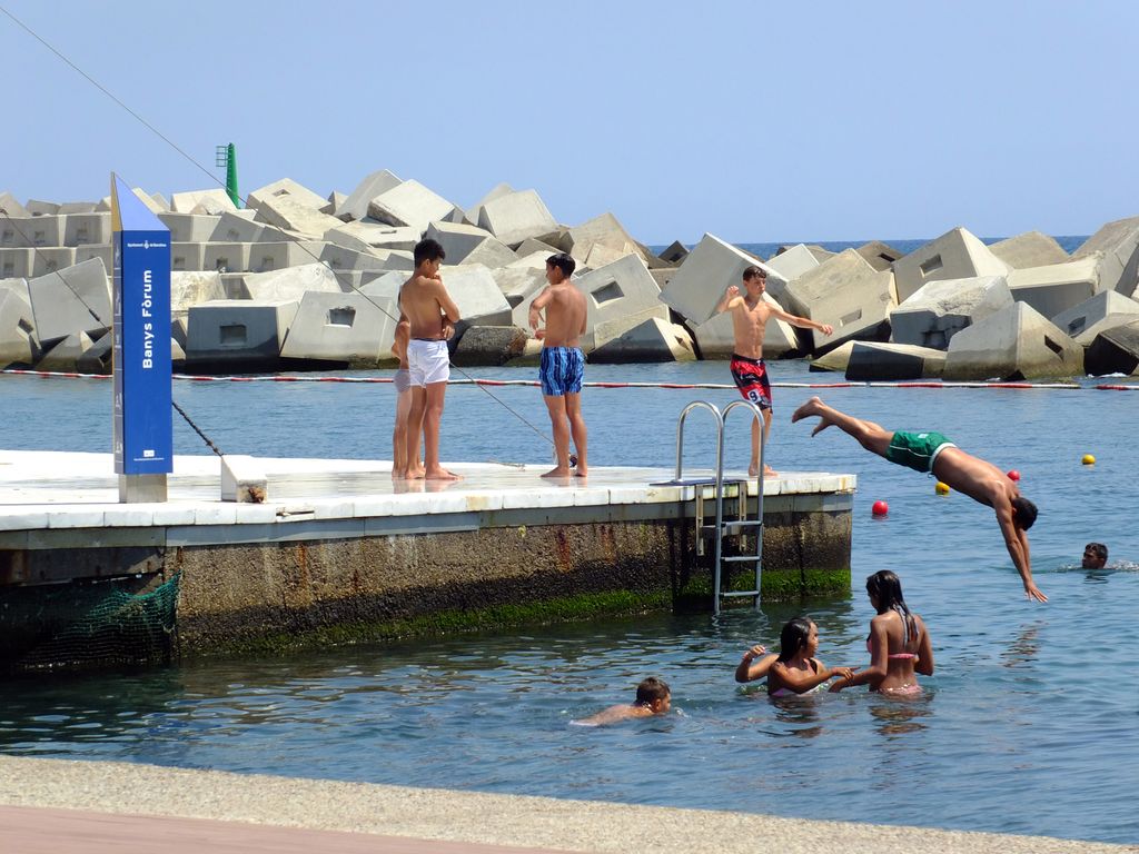 Platja del Fòrum. Espigó i banys Fòrum