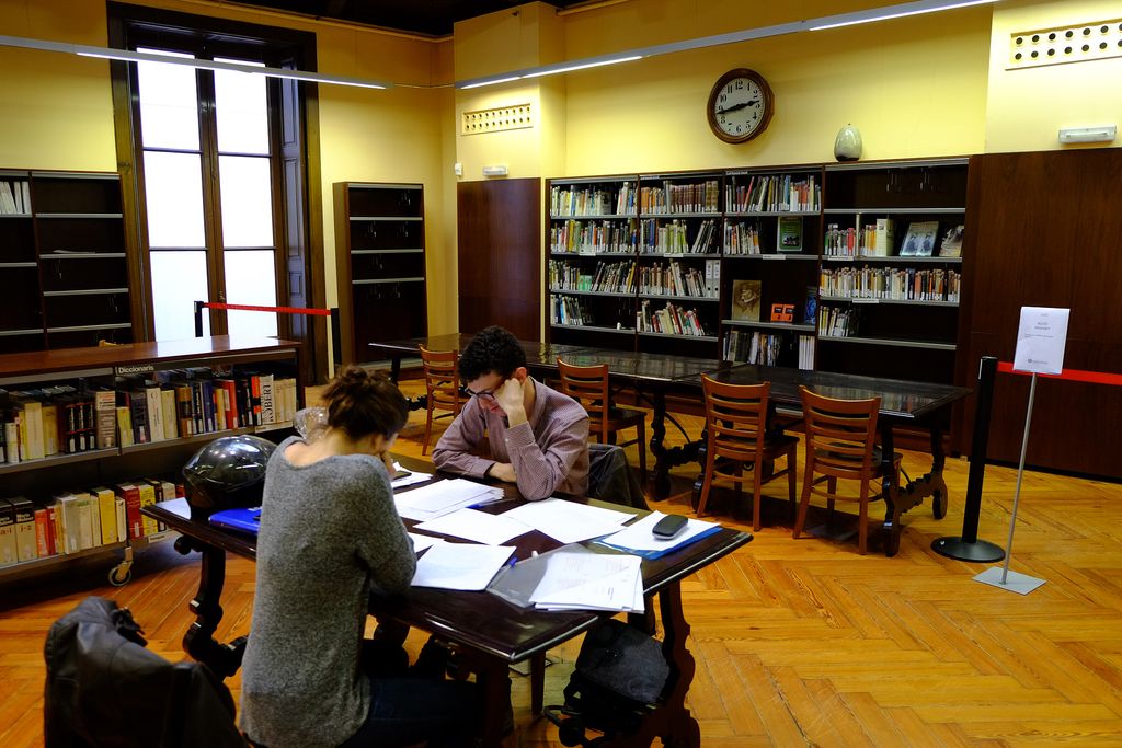 Biblioteca Francesca Bonnemaison. Sala de lectura amb usuaris