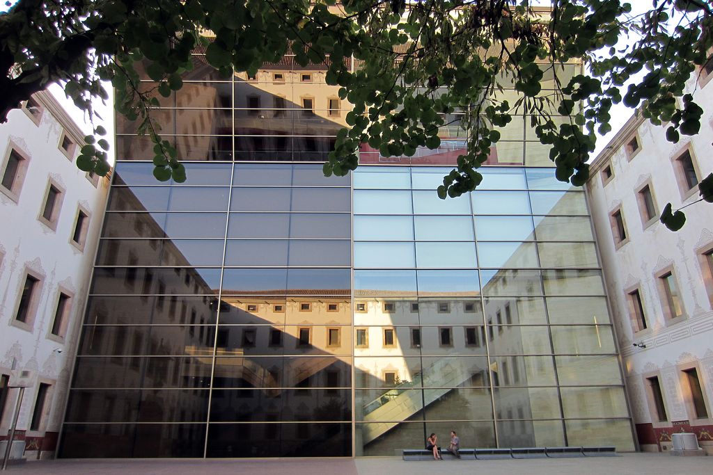 Centre de Cultura Contemporània de Barcelona (CCCB). Edifici amb façana de vidre