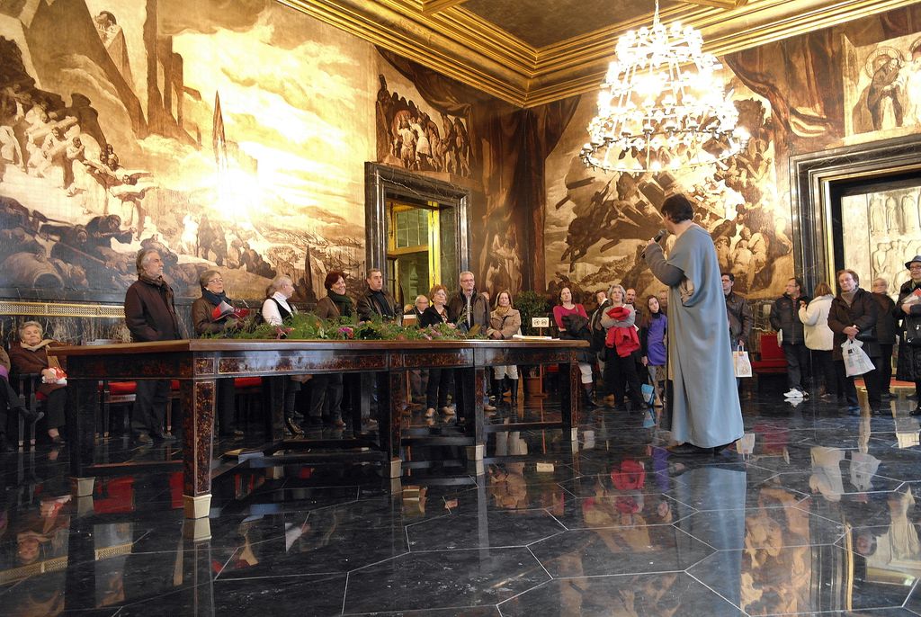 Santa Eulàlia 2013. Portes obertes. Saló de Cròniques durant una visita amb recreació històrica