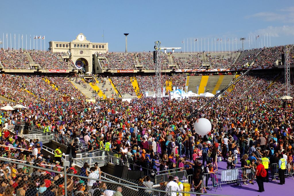 Festa dels Súpers a l'Estadi Olímpic. Públic davant l'escenari