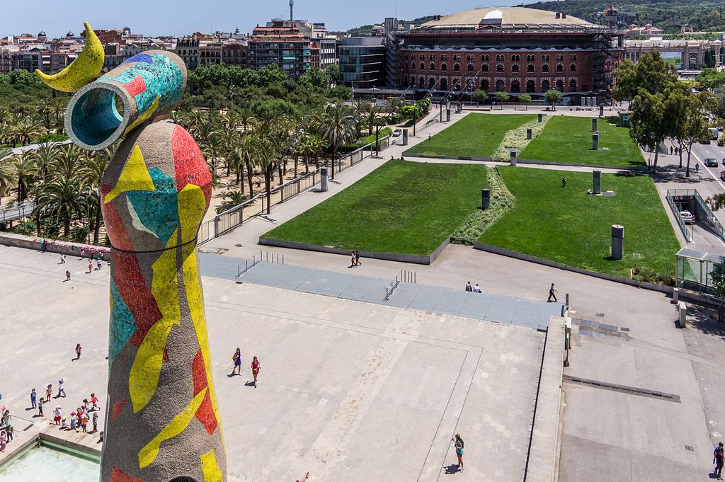 Parc de Joan Miró amb l'escultura Dona i ocell