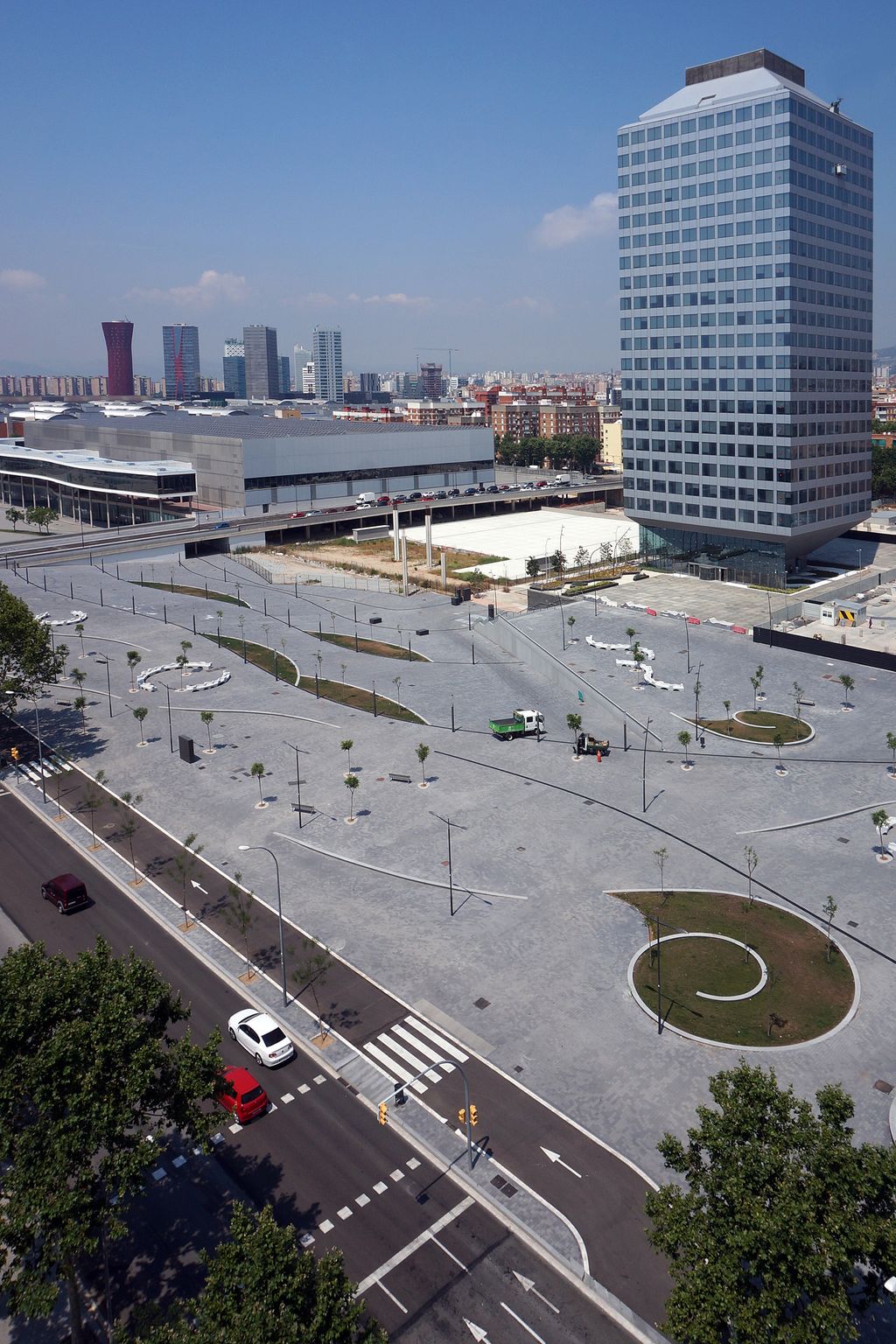 Plaça de la Porta Firal. Entorn de l'edifici Iberdrola