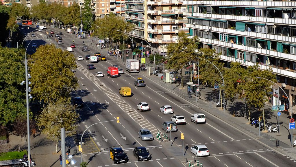 Avinguda Meridiana, tram entre el carrer de Felip II i la plaça de la Tolerància. Carrils