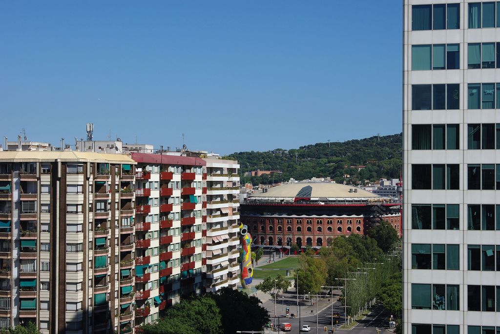 Carrer de Tarragona. Torre Catalunya i Centre Comercial Les Arenes