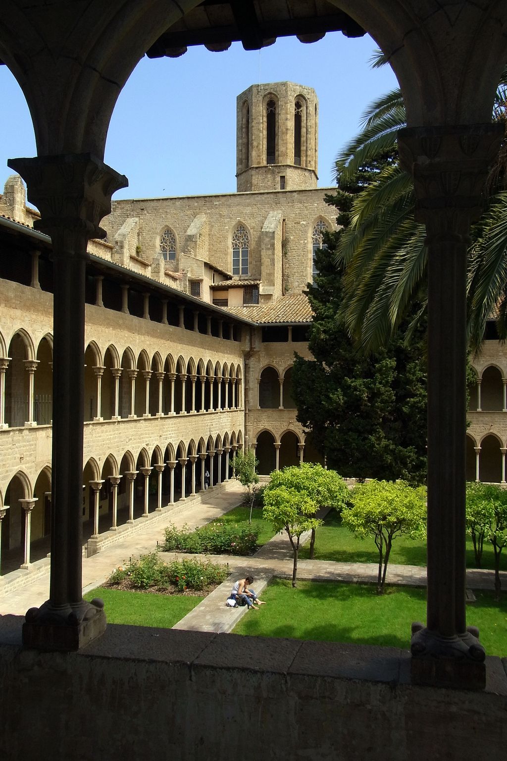 Monestir de Pedralbes. Claustre i campanar vist des d'una de les galeries 