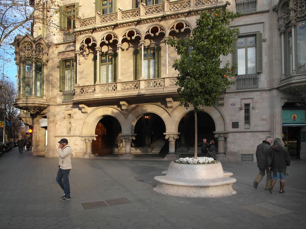 Casa Vídua Marfà. Tram central de la façana amb l'entrada