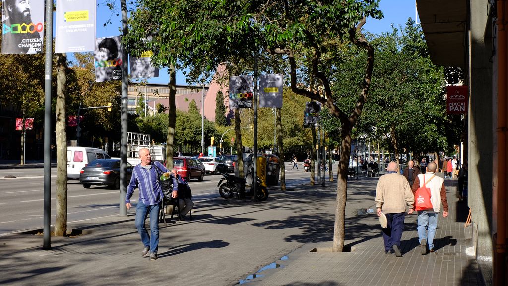 Avinguda Meridiana, tram entre els carrers de Las Navas de Tolosa i de Felip II (cantó mar). Voreres