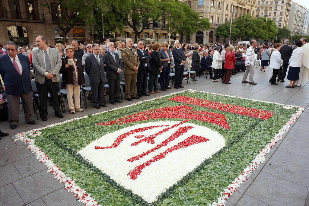 Corpus. Missa i processó. Autoritats davant la catifa de flors