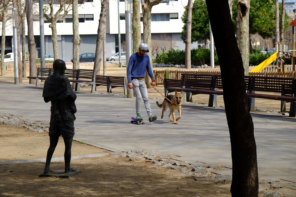 Jardins de Gandhi. Jove passejant el gos