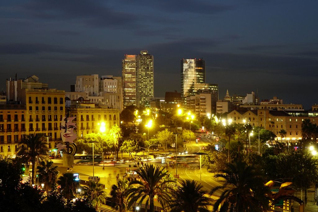 Torre Mapfre, Hotel Arts, Gas Natural, Cara de Barcelona i carrer del Doctor Aiguader a la nit