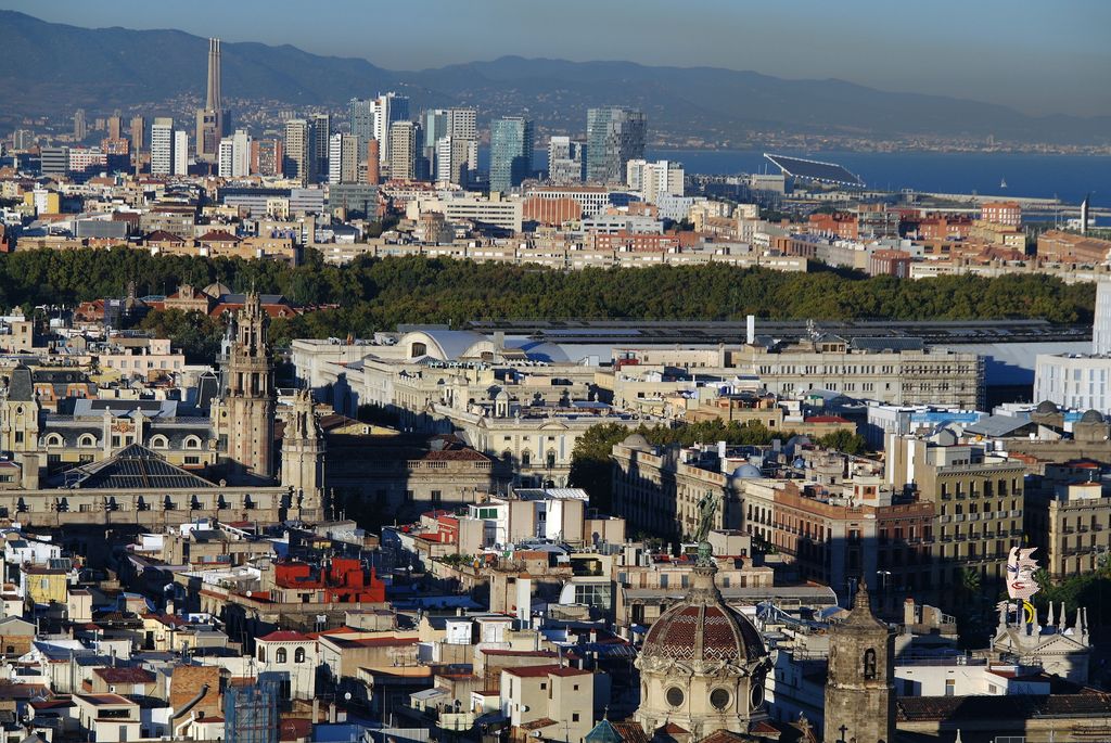 Vista parcial de Barcelona amb el barri de Sant Pere, Santa Caterina i la Ribera a primer terme i Sant Martí al fons