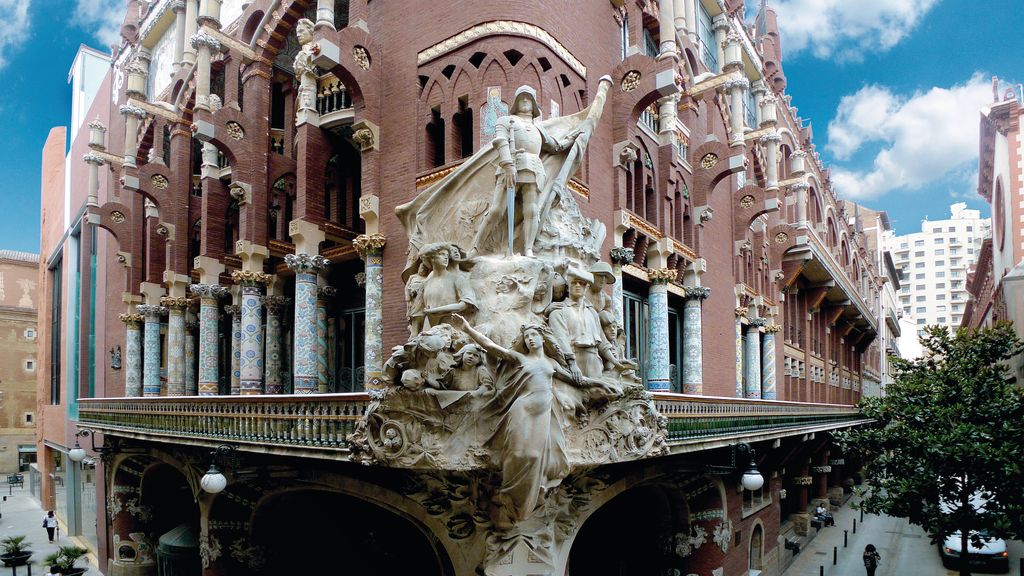 Palau de la Música. Vista de la façana i del grup escultòric La cançó popular catalana (escultura)