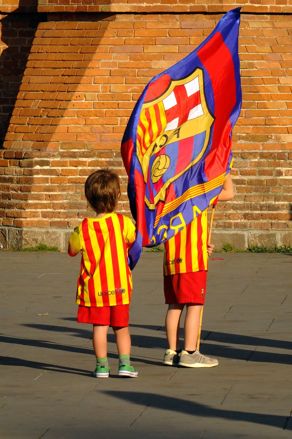 Rua del Futbol Club Barcelona. Nens amb la bandera del Barça