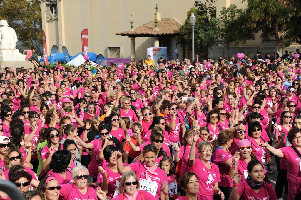 Cursa contra el càncer de mama 2013. Participants a la plaça de Carles Buïgas