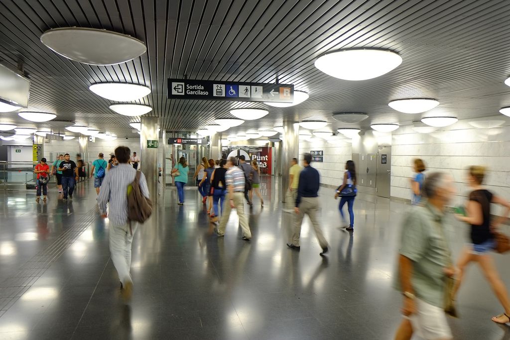 Estació de metro La Sagrera. Viatgers caminant pel vestíbul