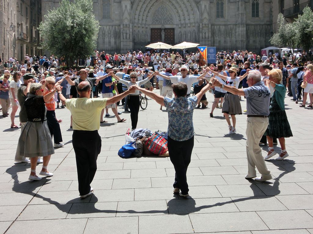 Sardanes al pla de la Seu. Rotllana