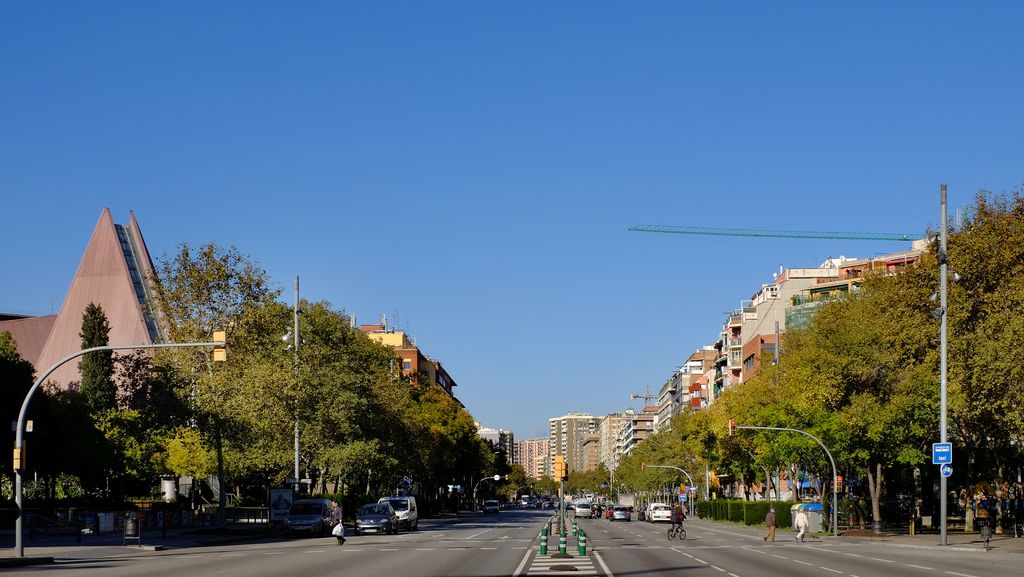 Avinguda Meridiana, tram central entre els carrers de Las Navas de Tolosa i de Felip II. Calçada