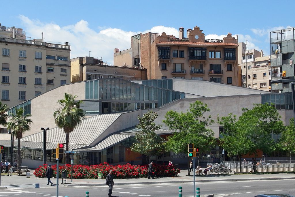 Biblioteca Jaume Fuster.  Edifici vist des de la plaça de Lesseps