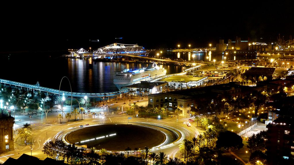 Puerto de Barcelona de noche. Escultura Ones (olas) y rambla de Mar