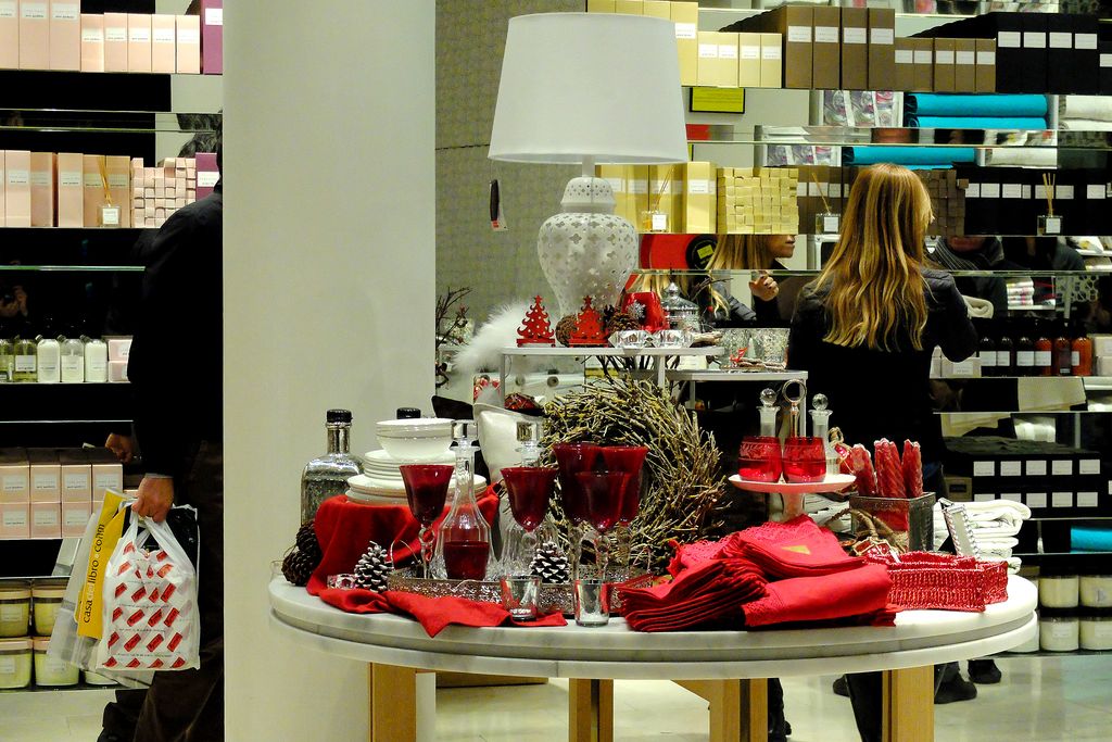 Interior d'una botiga de decoració al passeig de Gràcia durant el Nadal