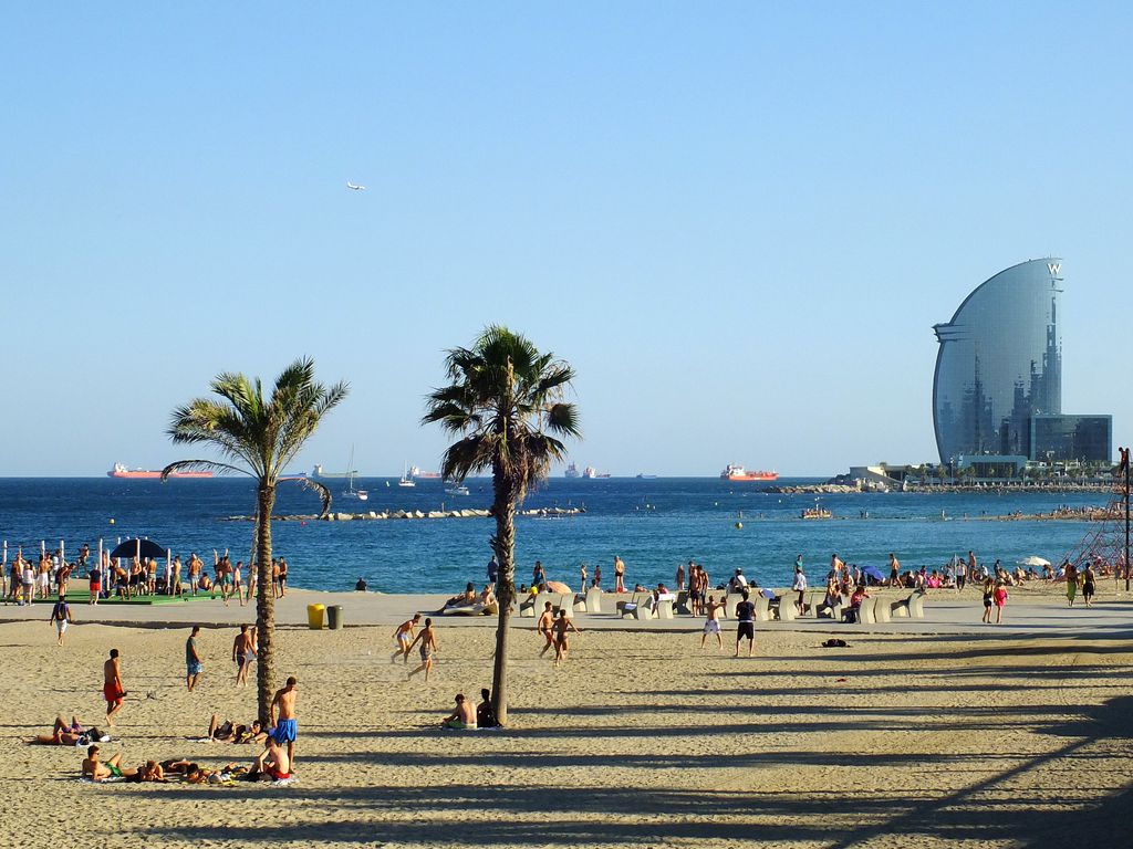 Persones jugant al futbol a la platja de la Barceloneta