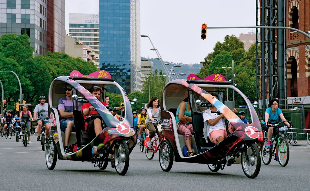 Festa de la Bicicleta. Participants arribant a la plaça d'Espanya des del carrer de Tarragona