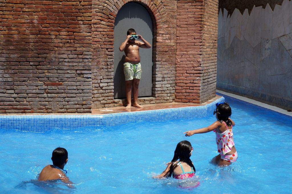 Jardins de la Torre de les Aigües. Nens a la piscina