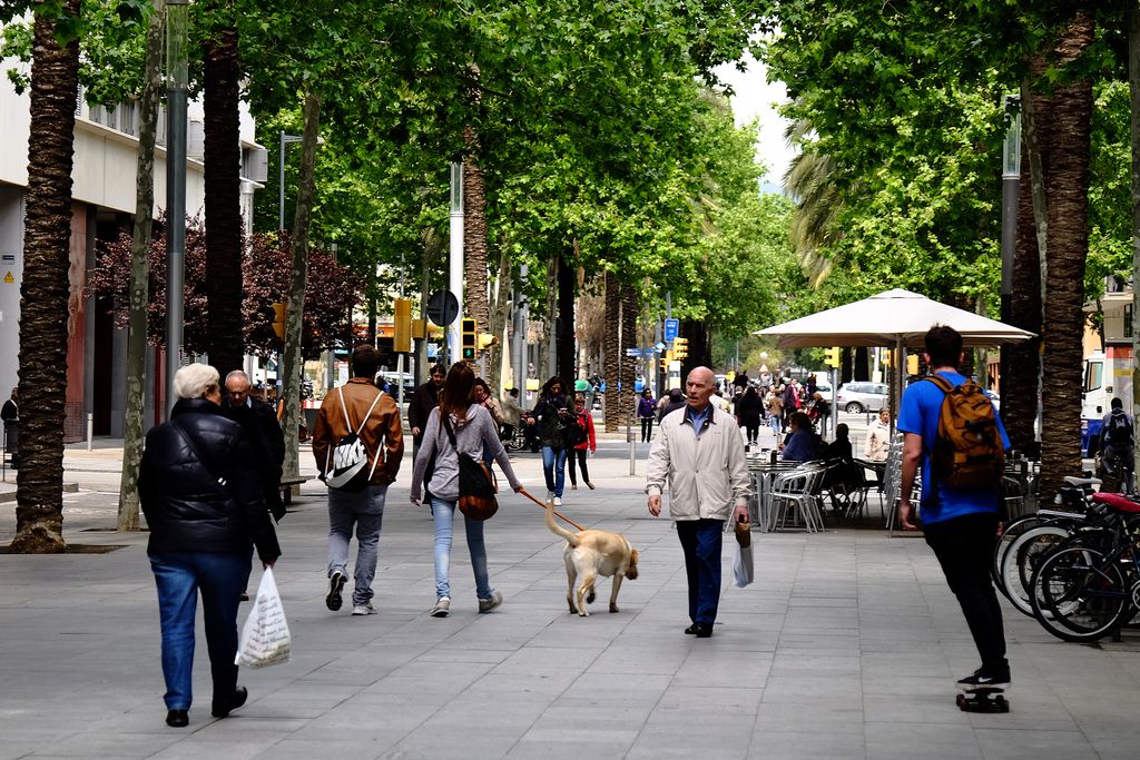 Rambla del Poblenou. Part central amb terrasses cobertes i vianants