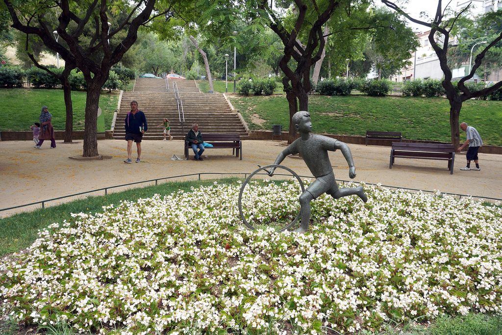 Parc del Guinardó. Escultura El nen de la rutlla