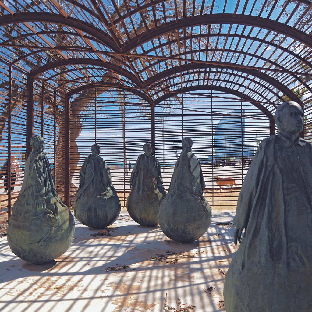 Una habitació on sempre plou (escultura),  escultura de Juan Muñoz