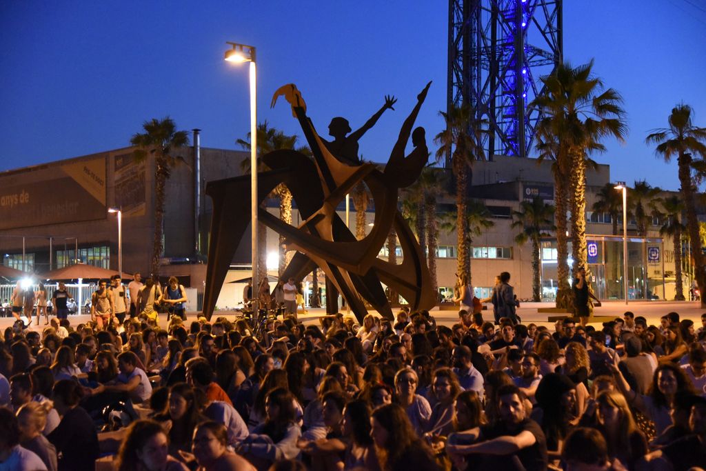 Cinema a la platja de Sant Sebastià a l'estiu. Públic a la zona de l'escultura Homenatge a la natació