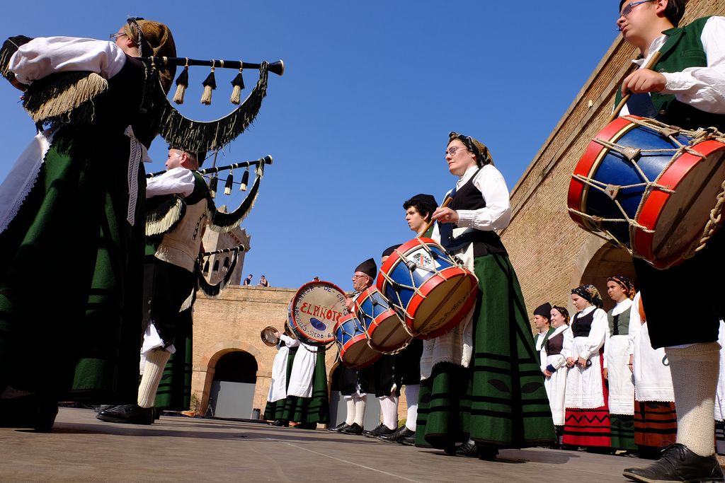 Danses tradicionals al Castell de Montjuïc. Gaites i tambors