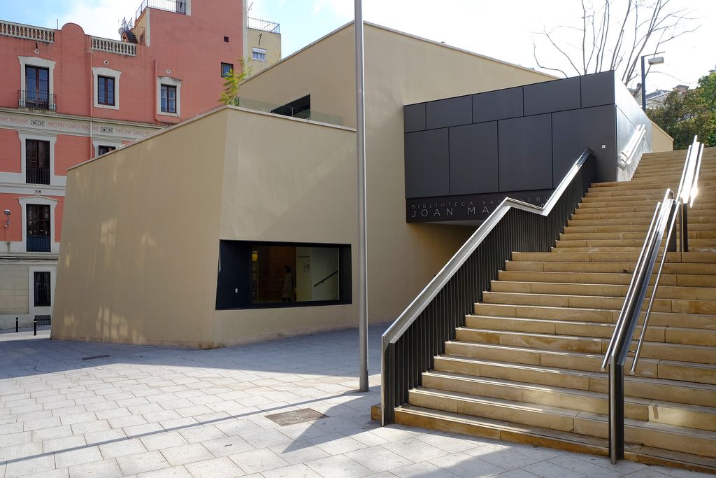 Biblioteca Joan Maragall. Accessos